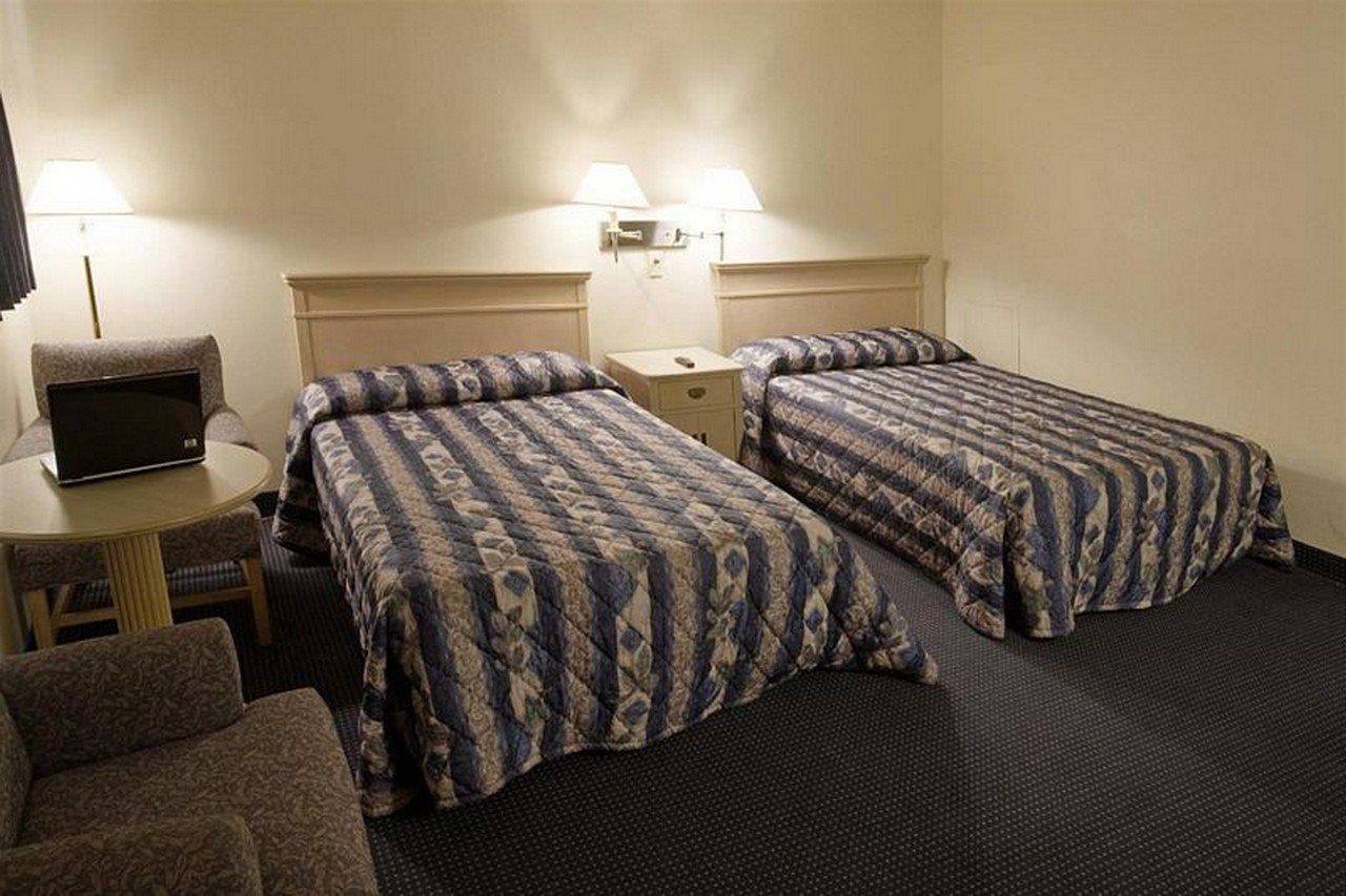 Americas Best Value Inn Giddings Bagian luar foto