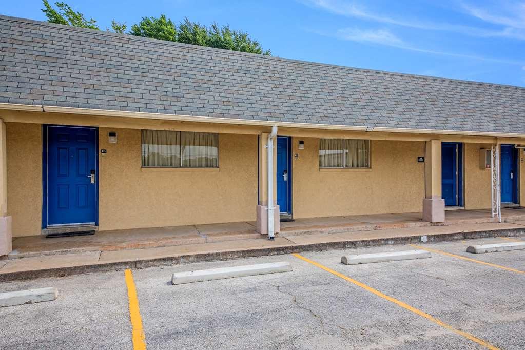 Americas Best Value Inn Giddings Bagian luar foto