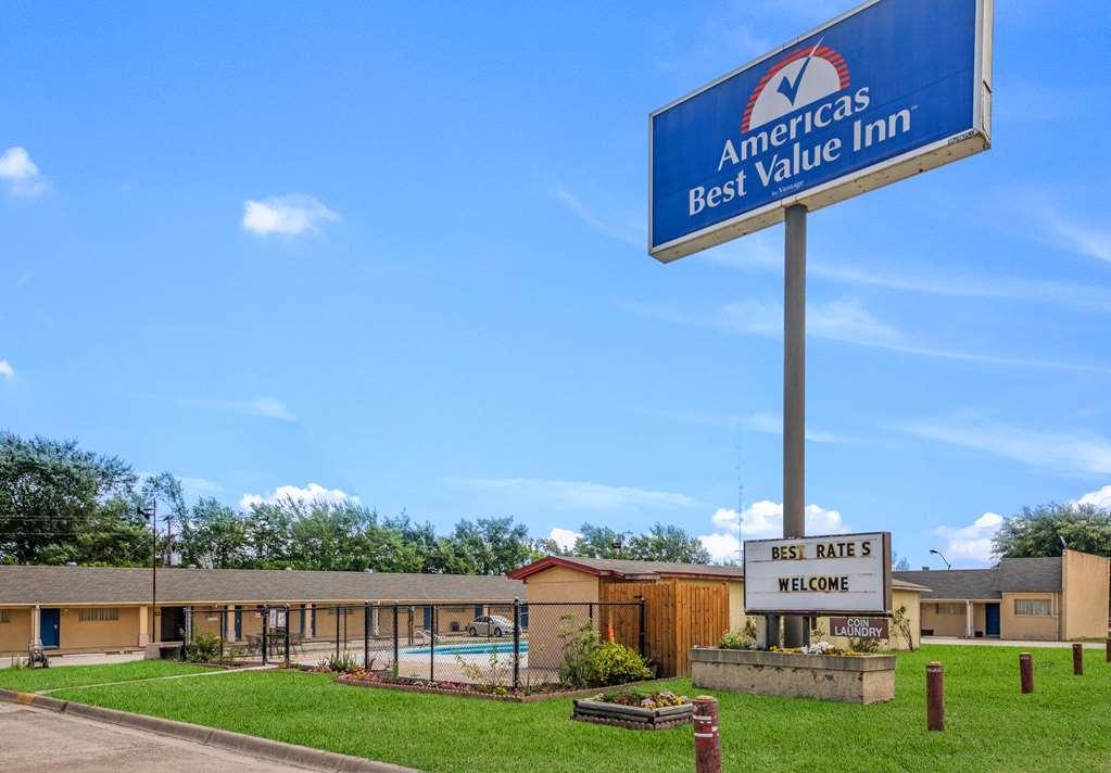 Americas Best Value Inn Giddings Bagian luar foto
