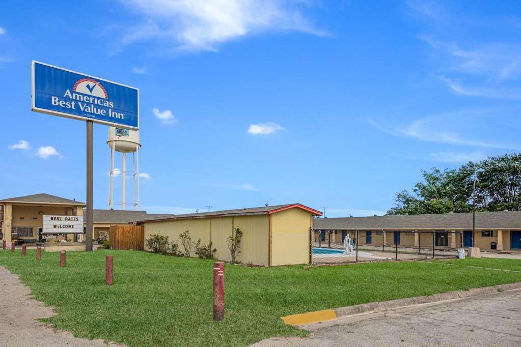 Americas Best Value Inn Giddings Bagian luar foto