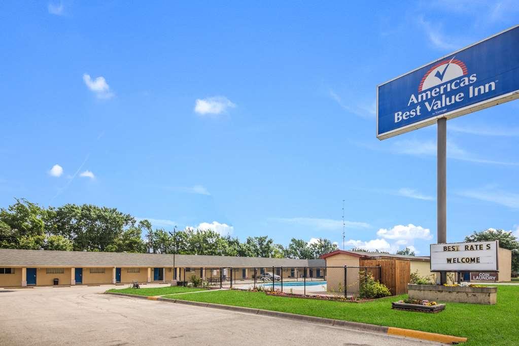 Americas Best Value Inn Giddings Bagian luar foto