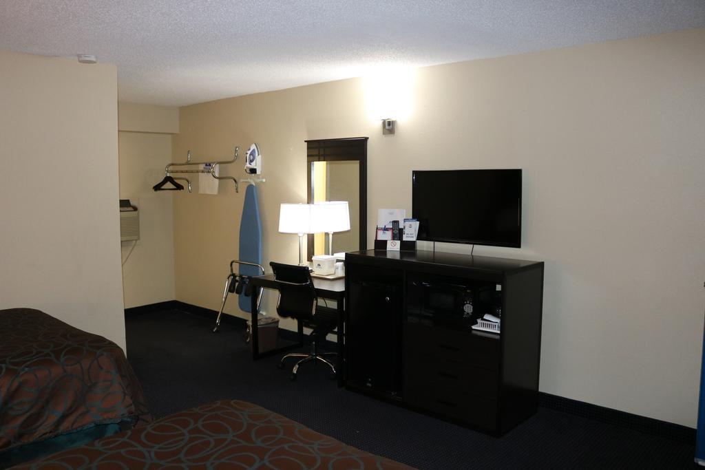 Americas Best Value Inn Giddings Bagian luar foto
