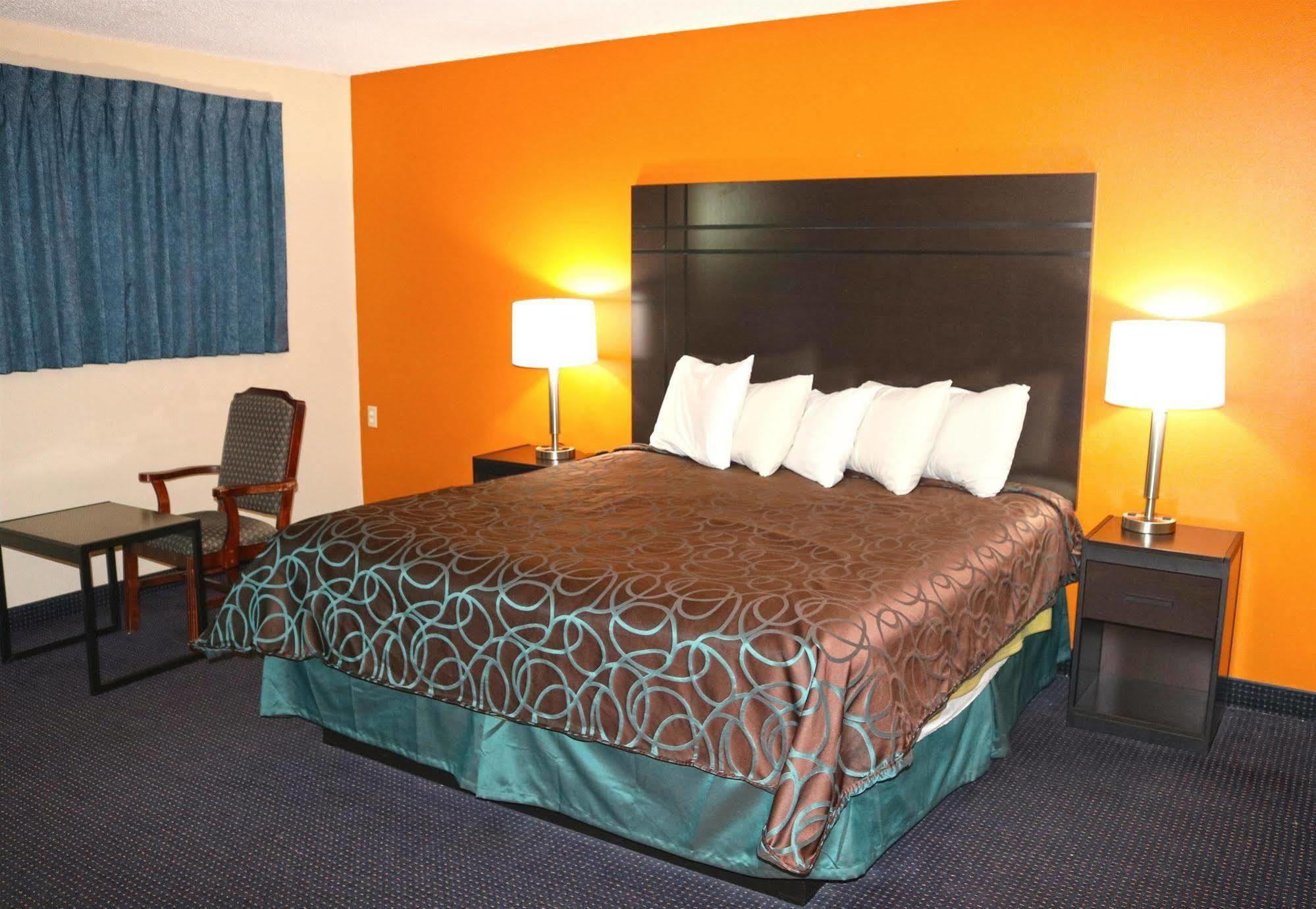 Americas Best Value Inn Giddings Bagian luar foto
