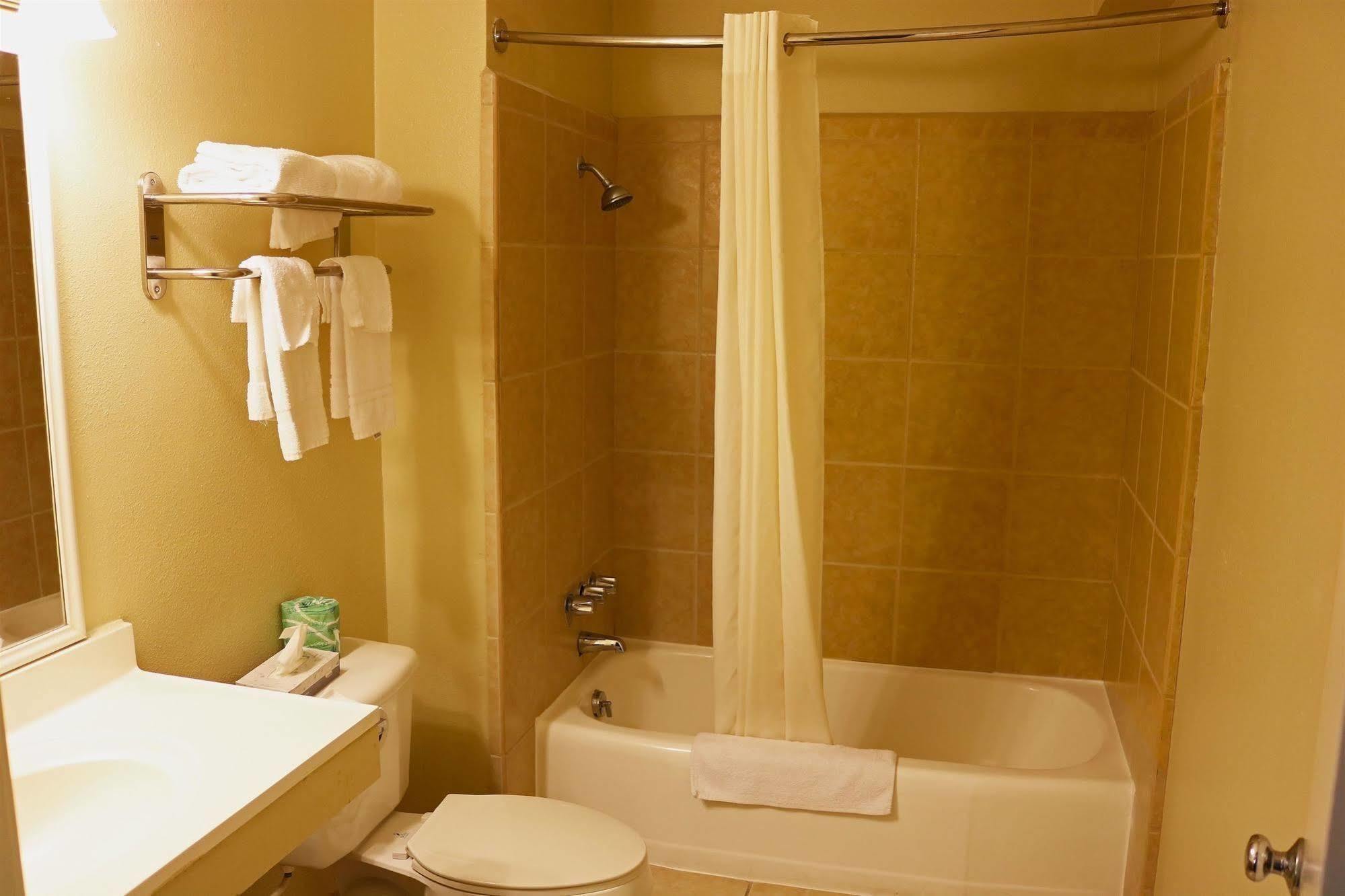 Americas Best Value Inn Giddings Bagian luar foto