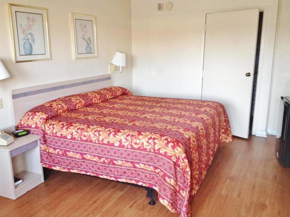 Americas Best Value Inn Giddings Bagian luar foto